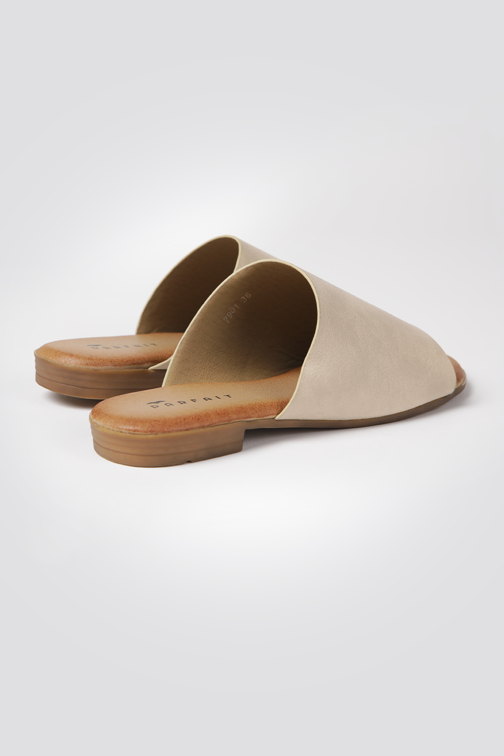 כפכפים דמוי עור רצועה רחבה בצבע בז'