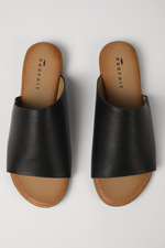 כפכפים דמוי עור רצועה רחבה בצבע שחור