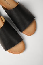 כפכפים דמוי עור רצועה רחבה בצבע שחור