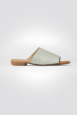 כפכפים דמוי עור רצועה רחבה בצבע ירוק בהיר