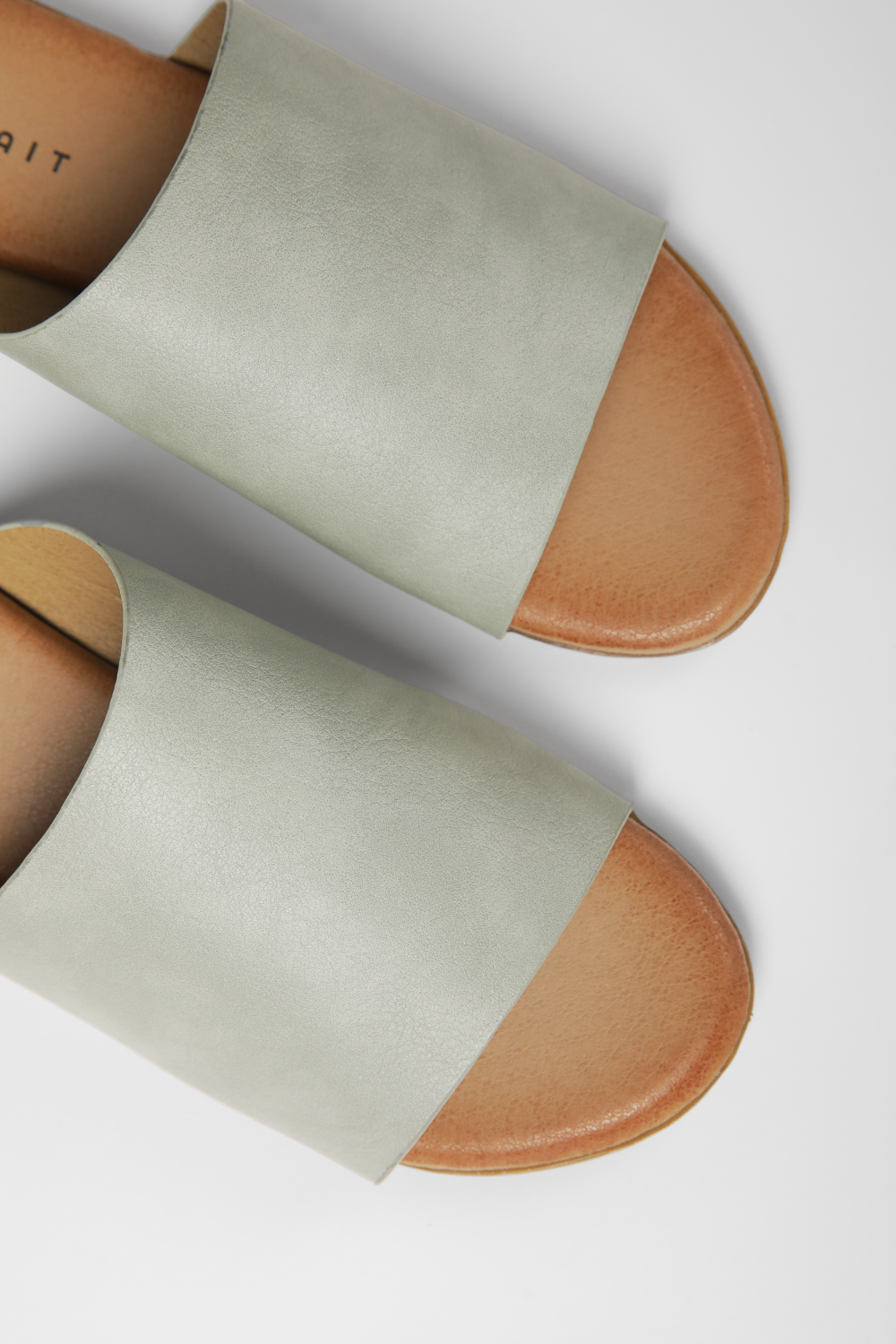 כפכפים דמוי עור רצועה רחבה בצבע ירוק בהיר