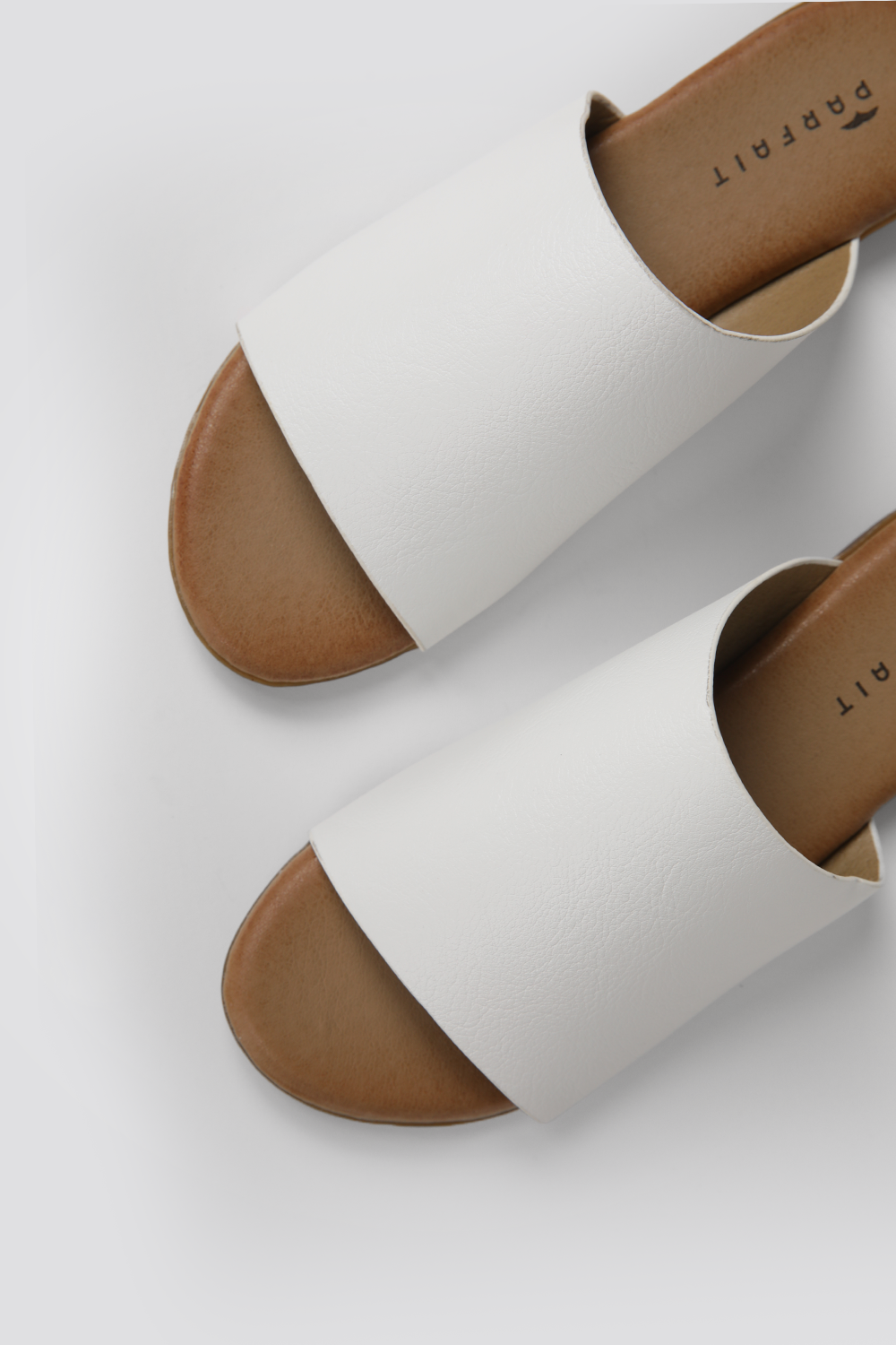 כפכפים דמוי עור רצועה רחבה בצבע לבן