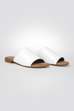 כפכפים דמוי עור רצועה רחבה בצבע לבן