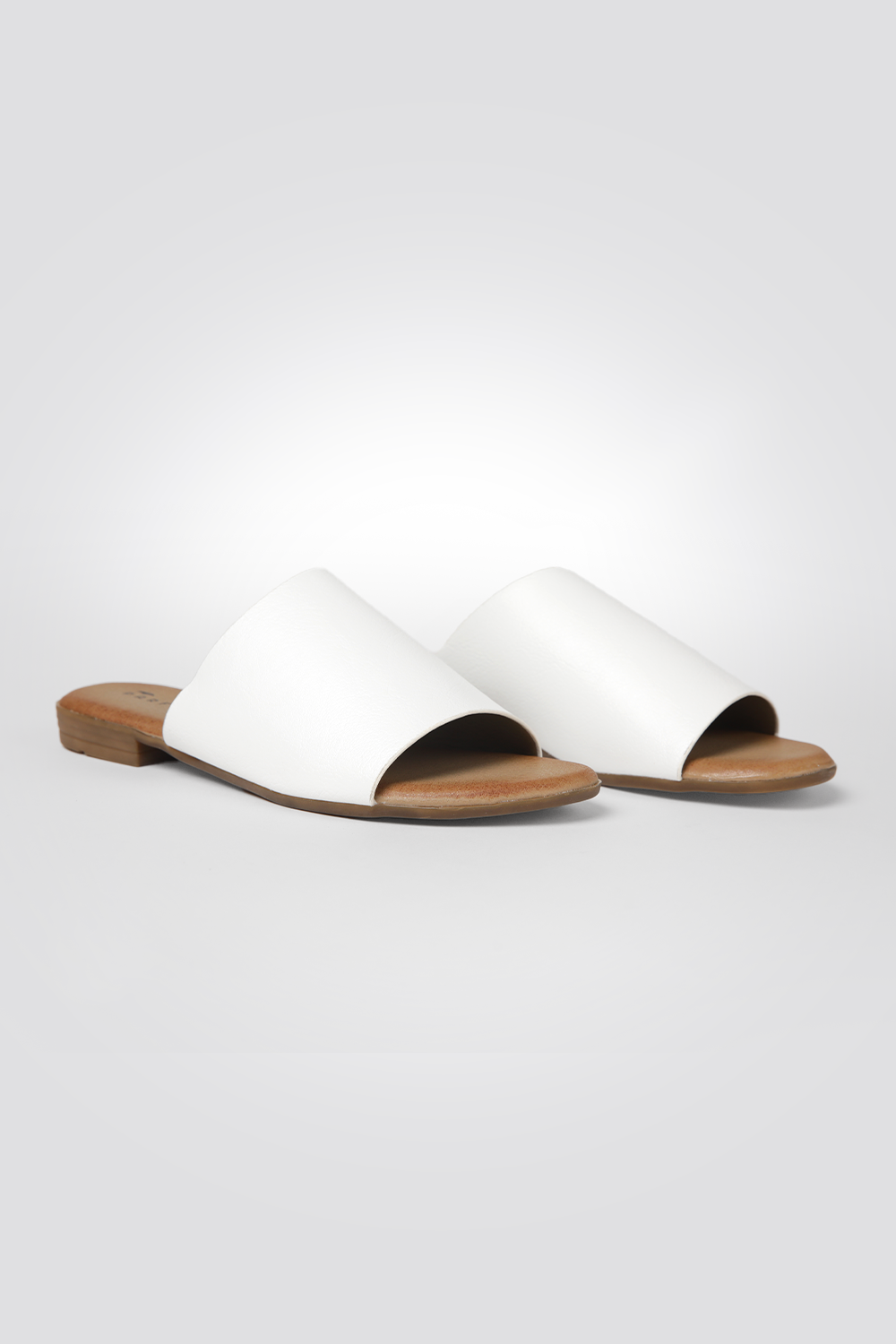 כפכפים דמוי עור רצועה רחבה בצבע לבן