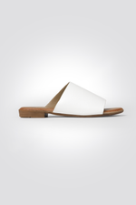 כפכפים דמוי עור רצועה רחבה בצבע לבן