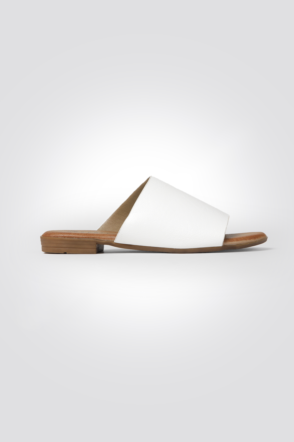 כפכפים דמוי עור רצועה רחבה בצבע לבן