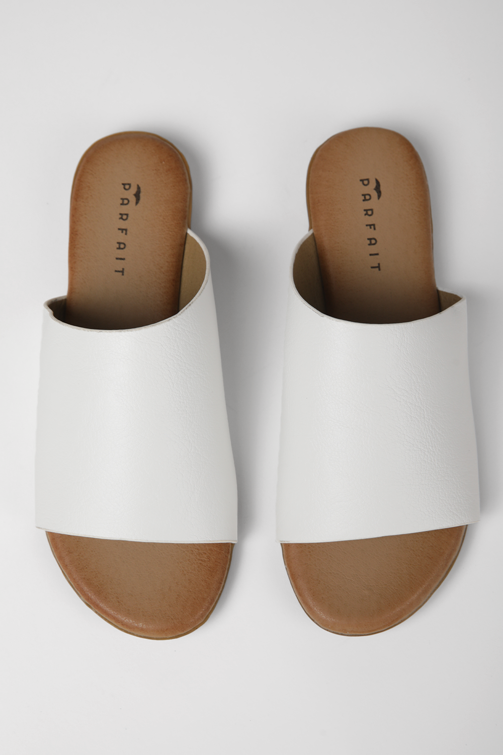 כפכפים דמוי עור רצועה רחבה בצבע לבן