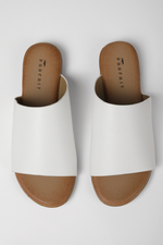 כפכפים דמוי עור רצועה רחבה בצבע לבן