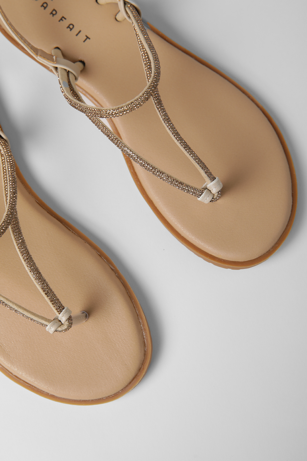 סנדלי אצבע לנשים בצבע בז'