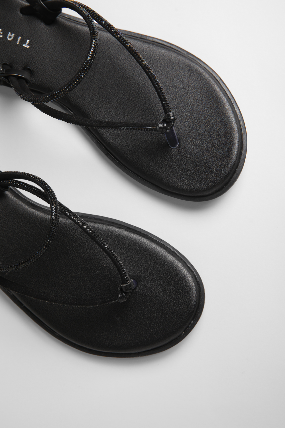 סנדלי אצבע לנשים בצבע שחור