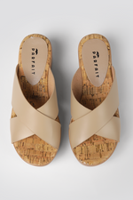 כפכפי פלטפורמה דמוי עור עם רצועות מוצלבות בצבע בז'