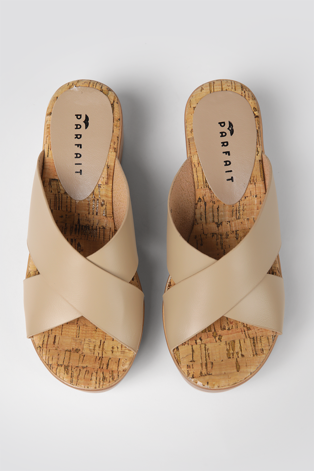 כפכפי פלטפורמה דמוי עור עם רצועות מוצלבות בצבע בז'