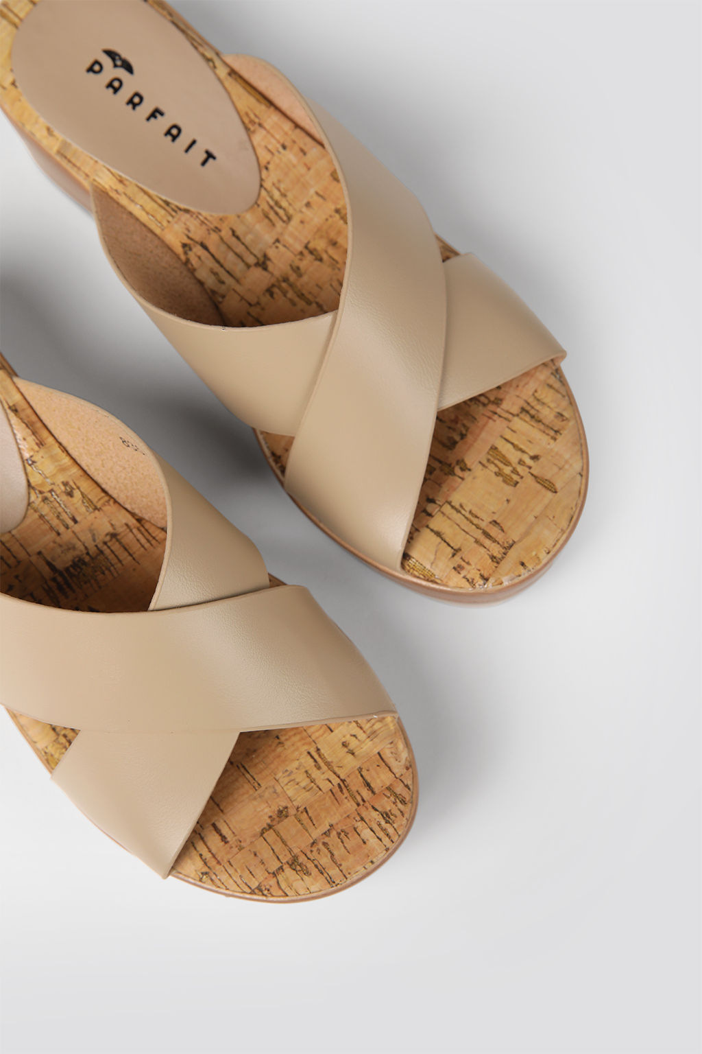 כפכפי פלטפורמה דמוי עור עם רצועות מוצלבות בצבע בז'