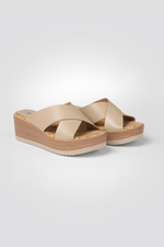 כפכפי פלטפורמה דמוי עור עם רצועות מוצלבות בצבע בז'