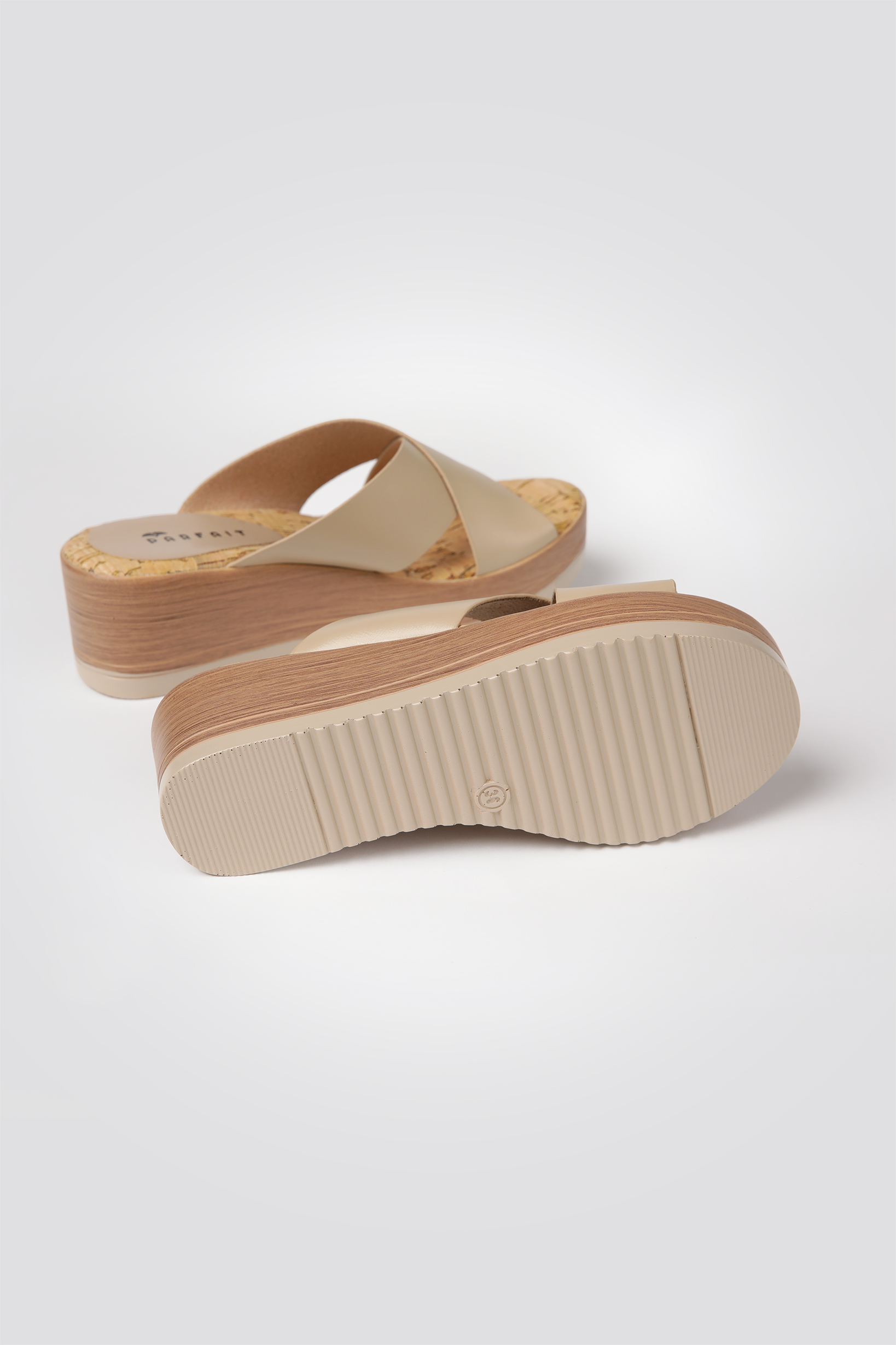 כפכפי פלטפורמה דמוי עור עם רצועות מוצלבות בצבע בז'