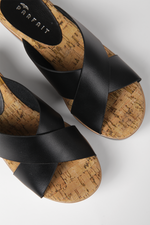 כפכפי פלטפורמה דמוי עור עם רצועות מוצלבות בצבע שחור