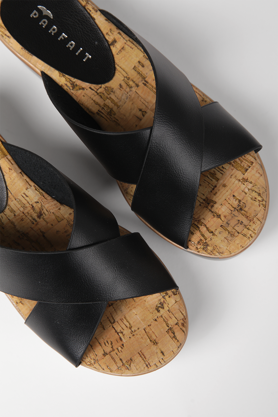 כפכפי פלטפורמה דמוי עור עם רצועות מוצלבות בצבע שחור