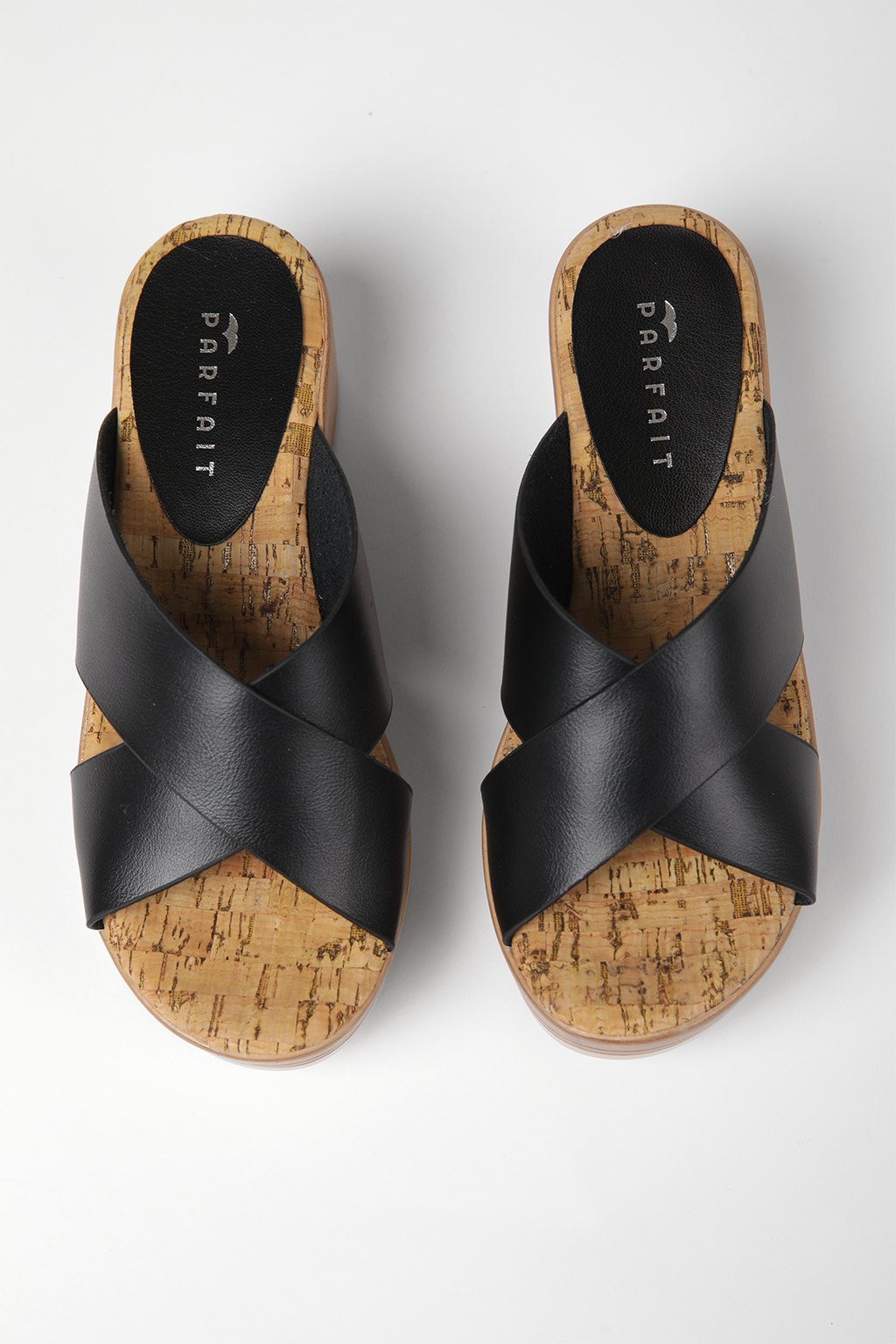 כפכפי פלטפורמה דמוי עור עם רצועות מוצלבות בצבע שחור