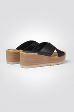 כפכפי פלטפורמה דמוי עור עם רצועות מוצלבות בצבע שחור