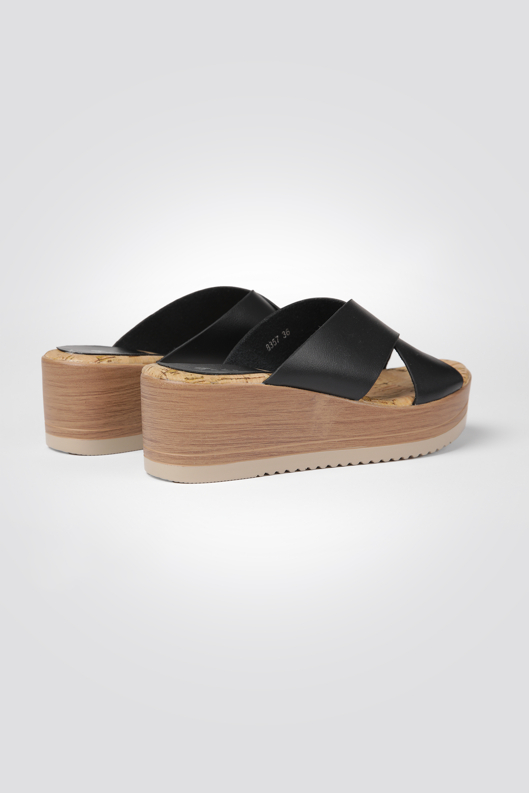 כפכפי פלטפורמה דמוי עור עם רצועות מוצלבות בצבע שחור