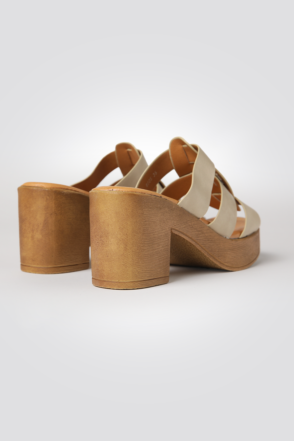 כפכפי עקב לנשים בצבע בז'