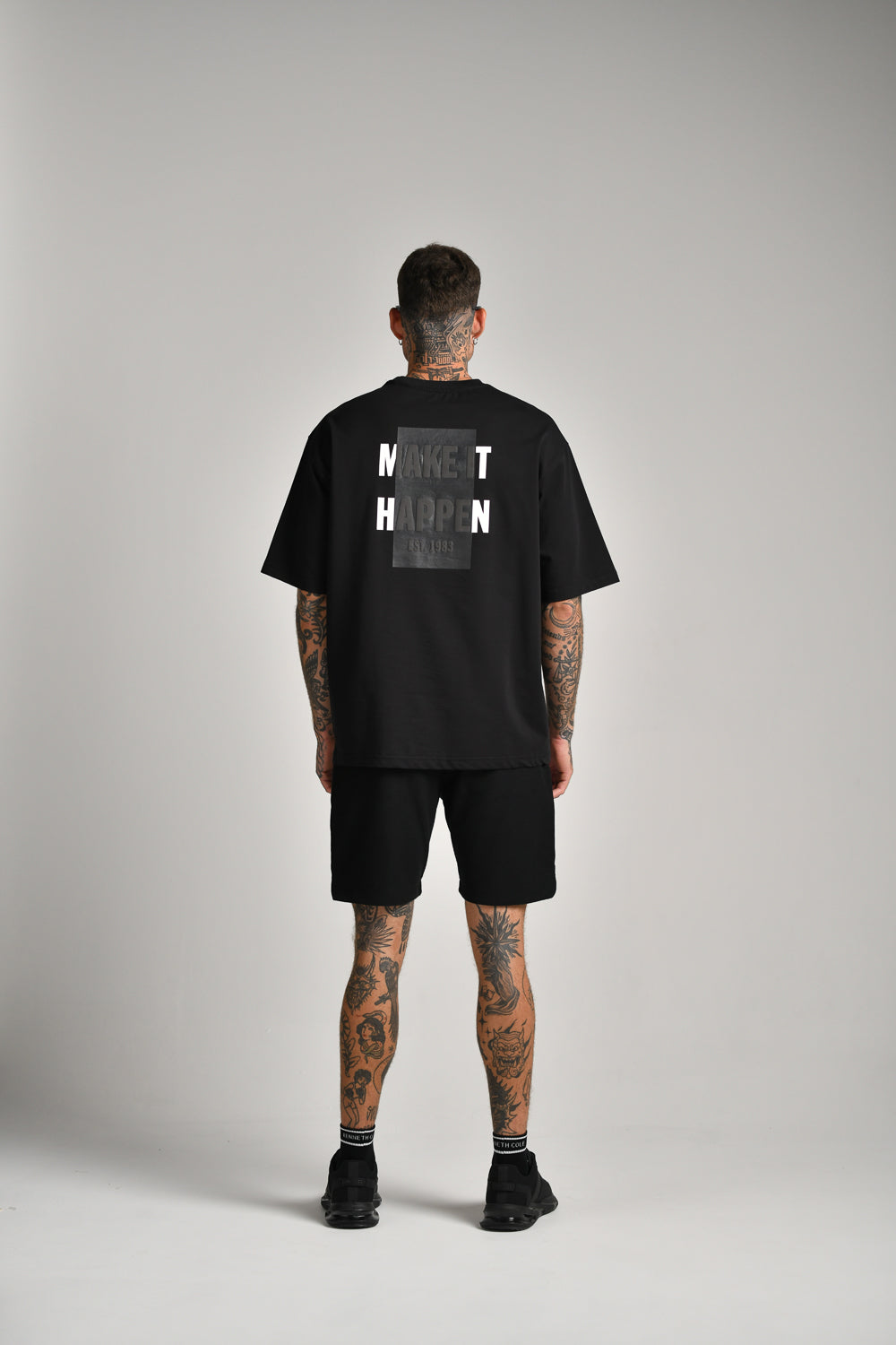 טישירט קצרה מעוצבת עם הדפס