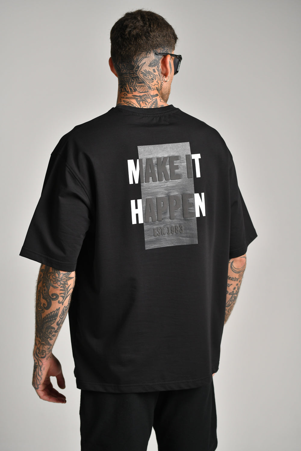 טישירט קצרה מעוצבת עם הדפס