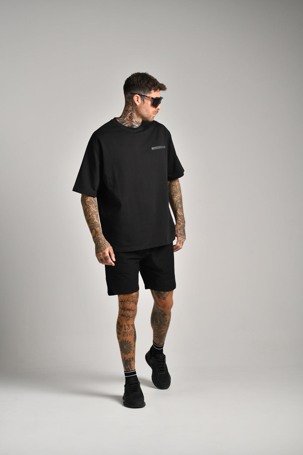 טישירט קצרה מעוצבת עם הדפס