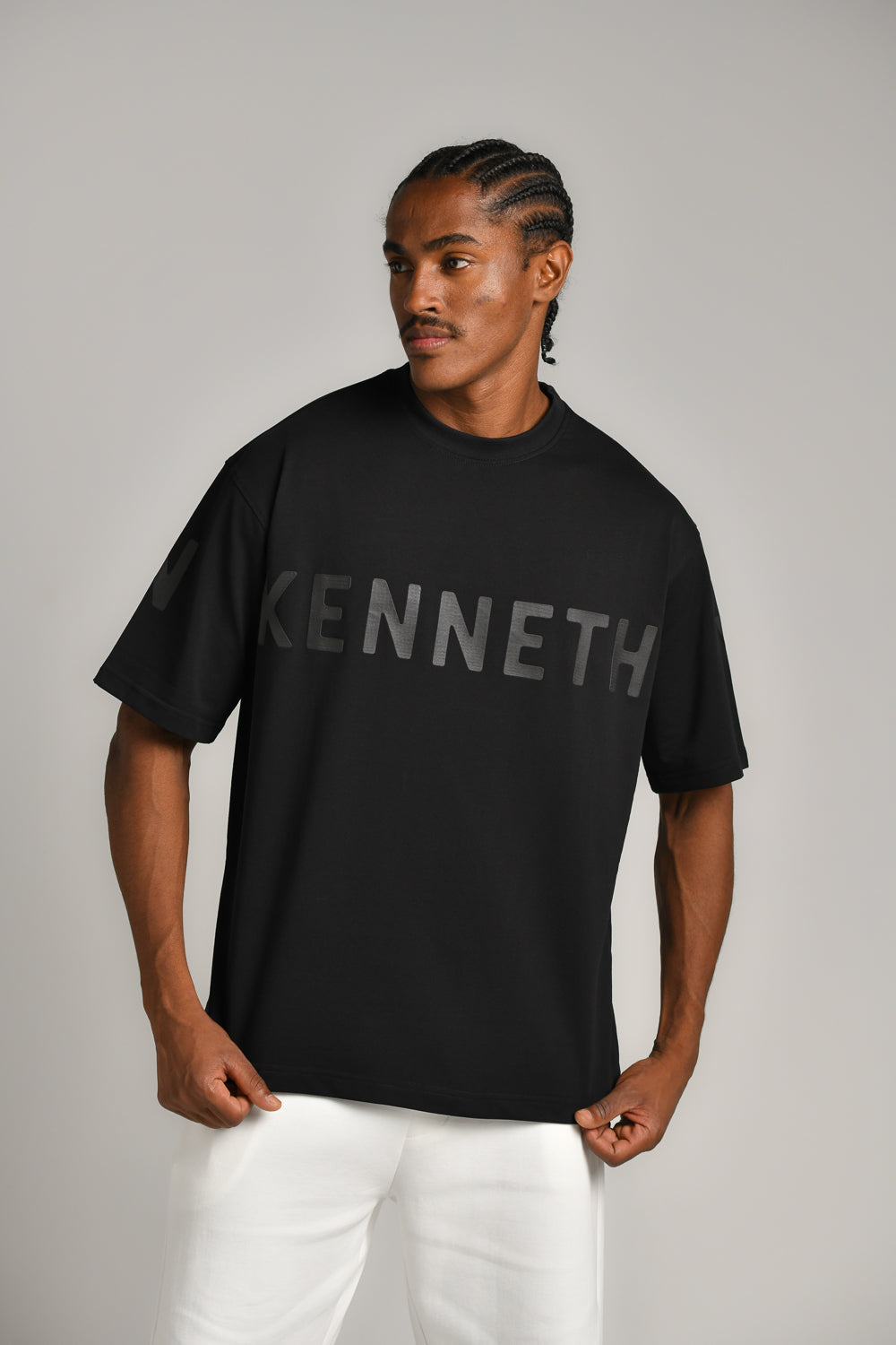 טישירט קצרה מעוצבת עם הדפס לוגו