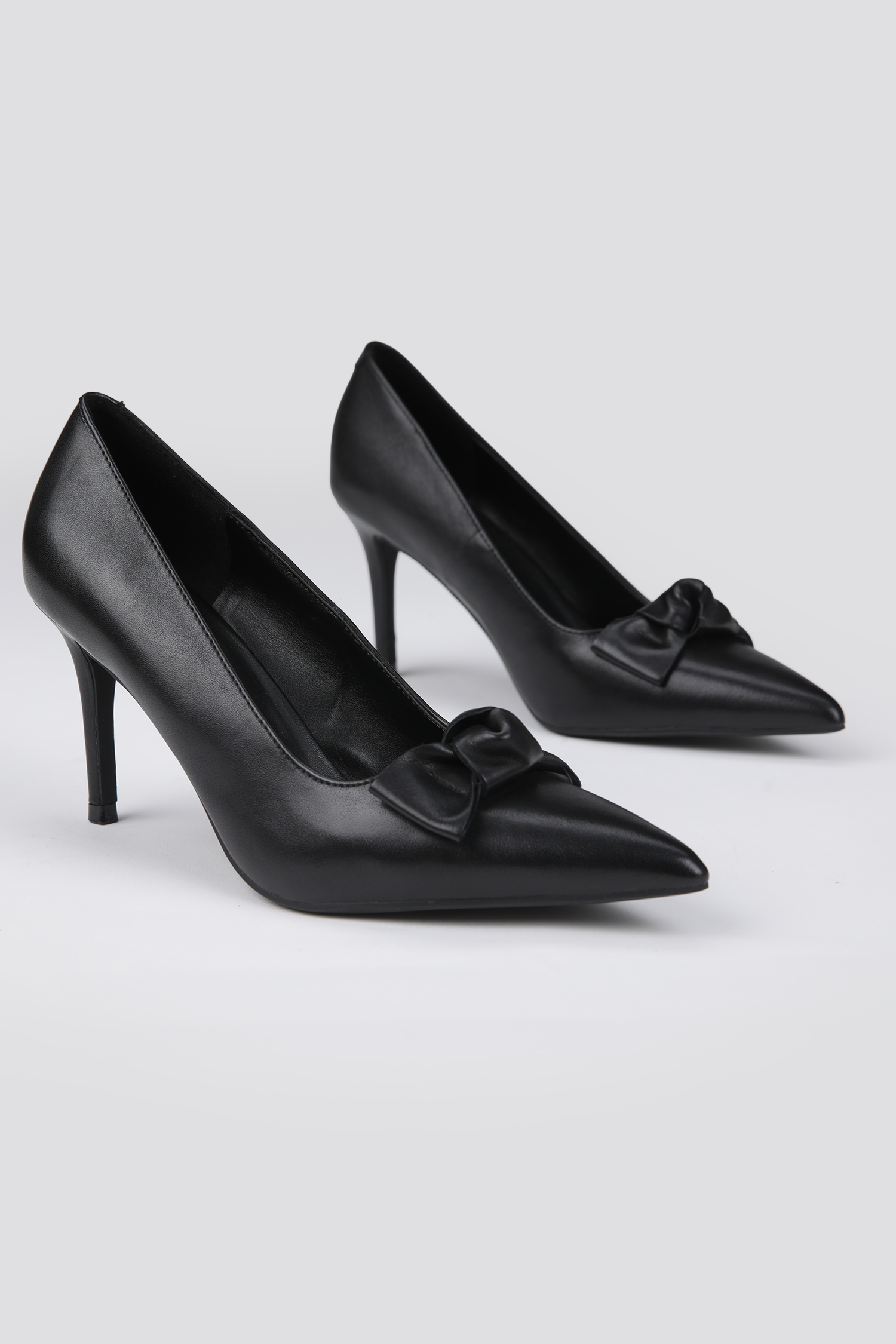 נעלי עקב עם קישוט פפיון | קנת קול