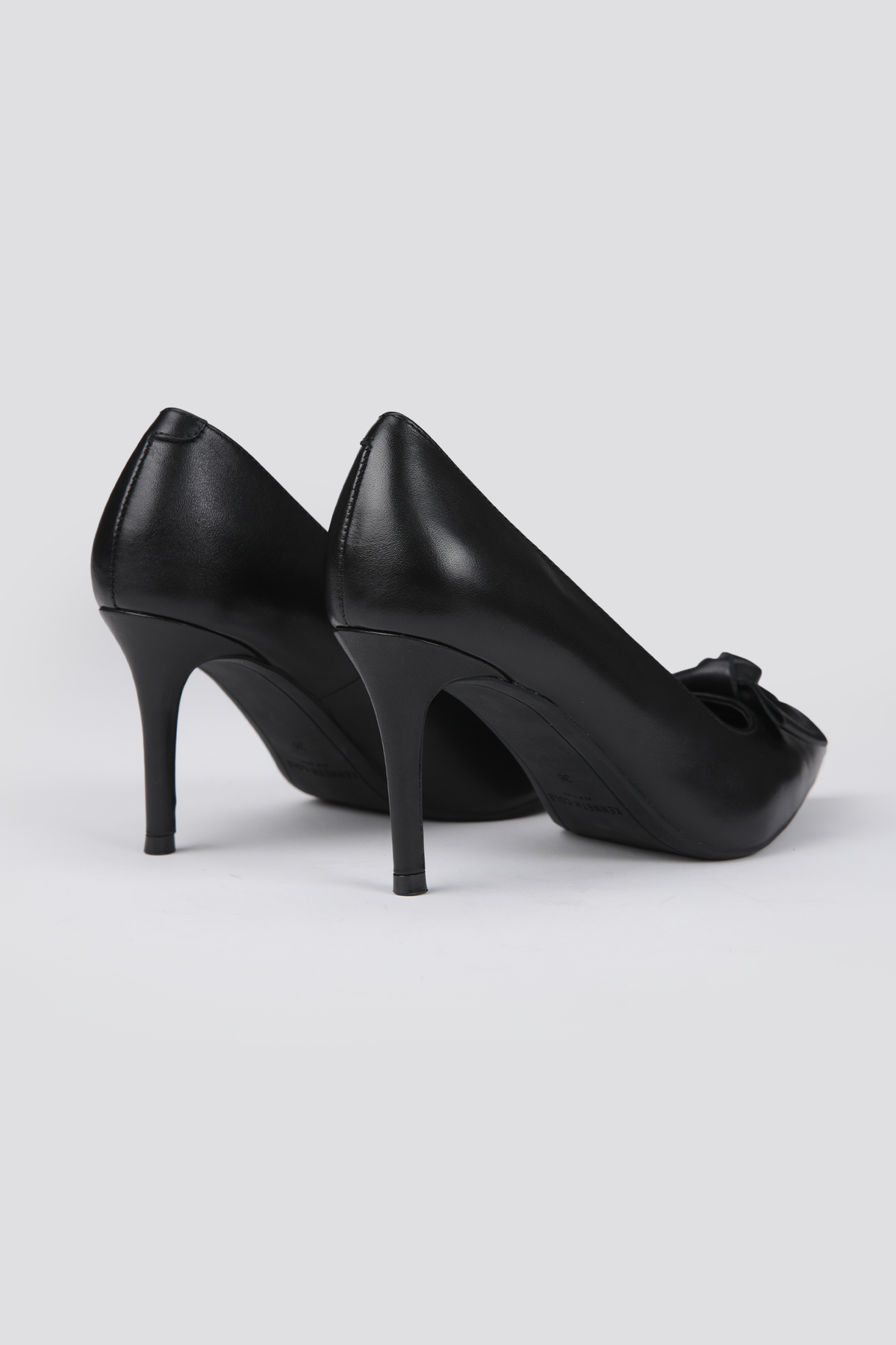 נעלי עקב עם קישוט פפיון | קנת קול