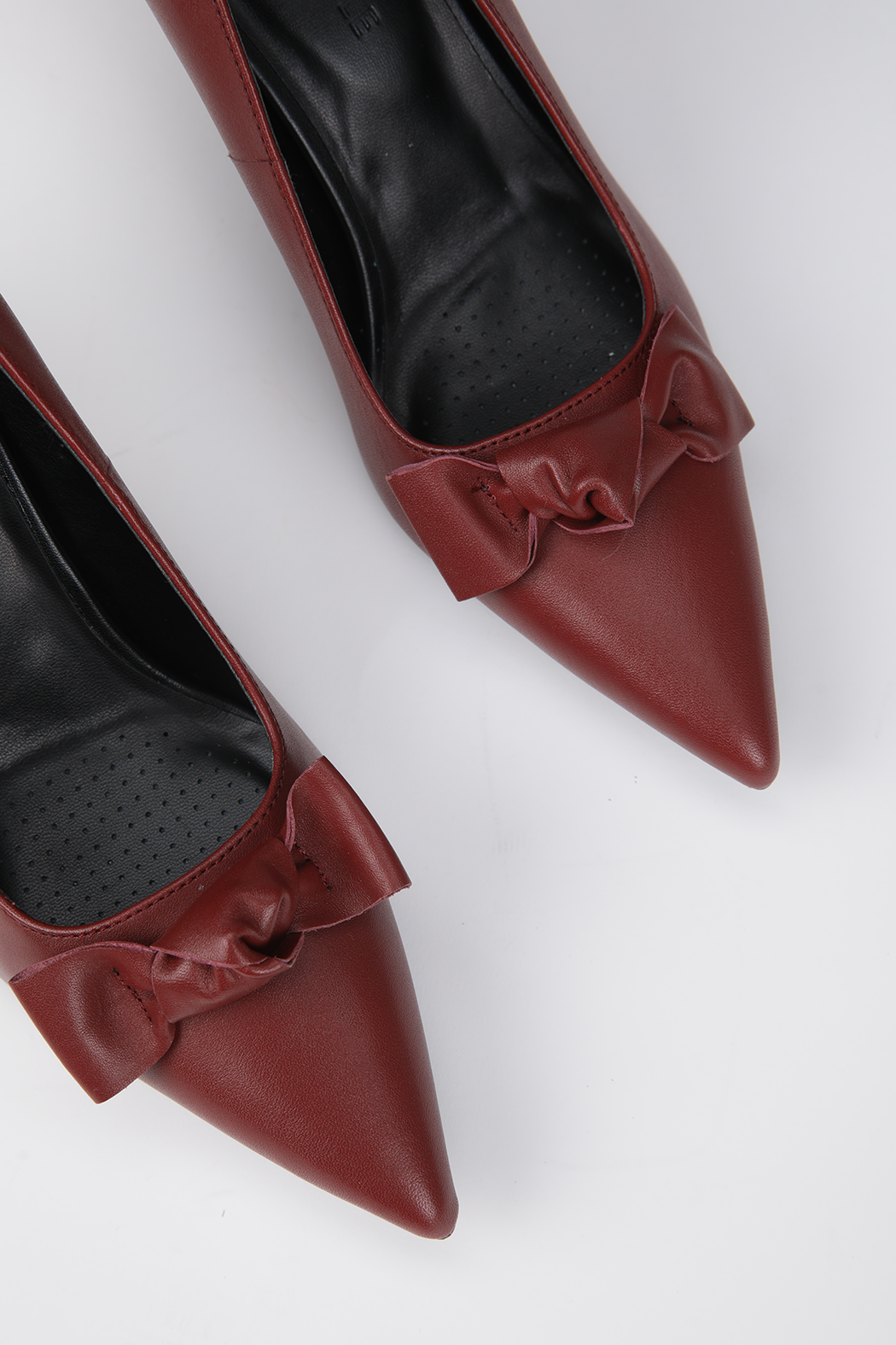 נעלי עקב עם קישוט פפיון | קנת קול