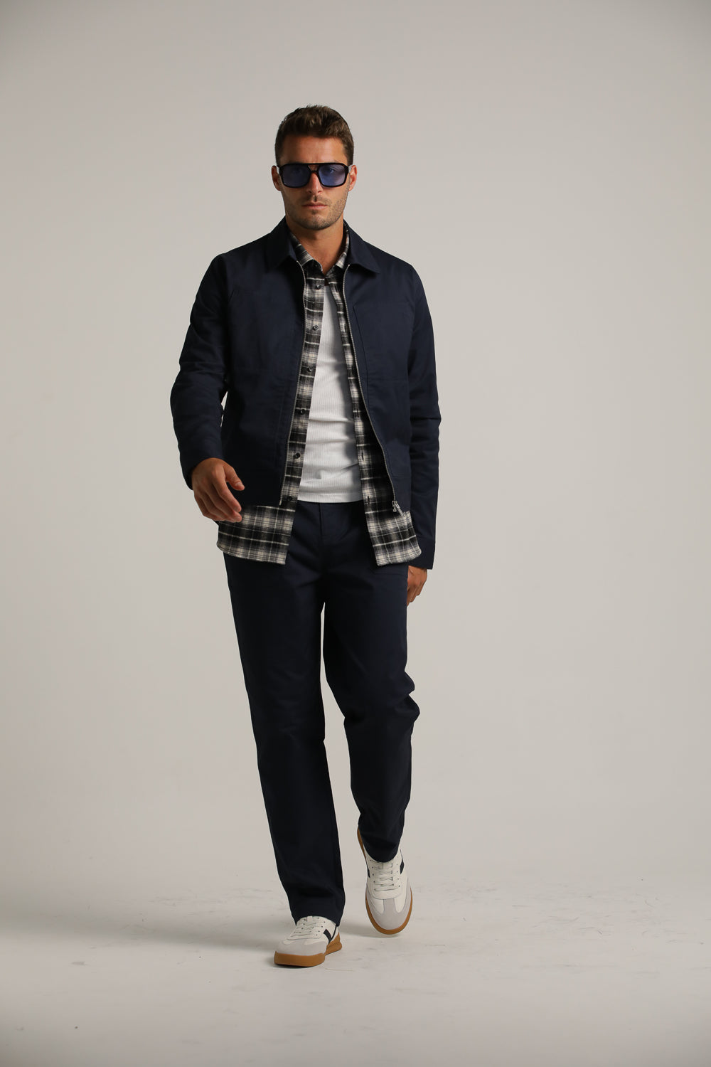 מכנסיים בגזרת סלים אלגטית | קנת קול