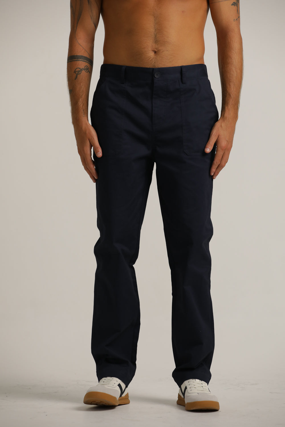 מכנסיים בגזרת סלים אלגטית | קנת קול