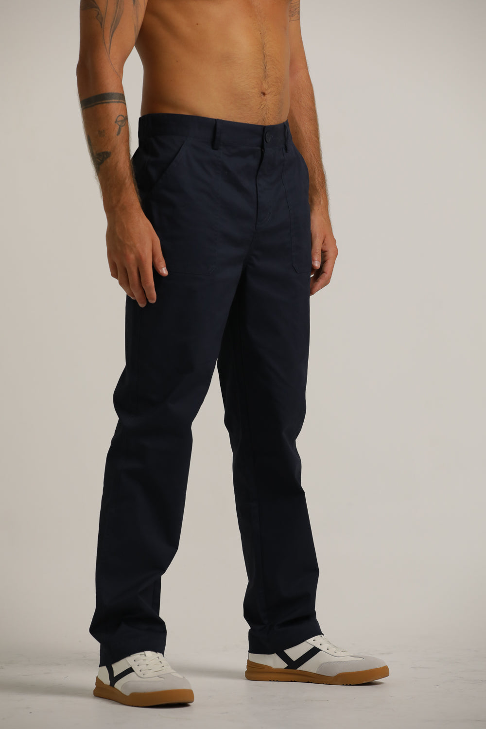 מכנסיים בגזרת סלים אלגטית | קנת קול