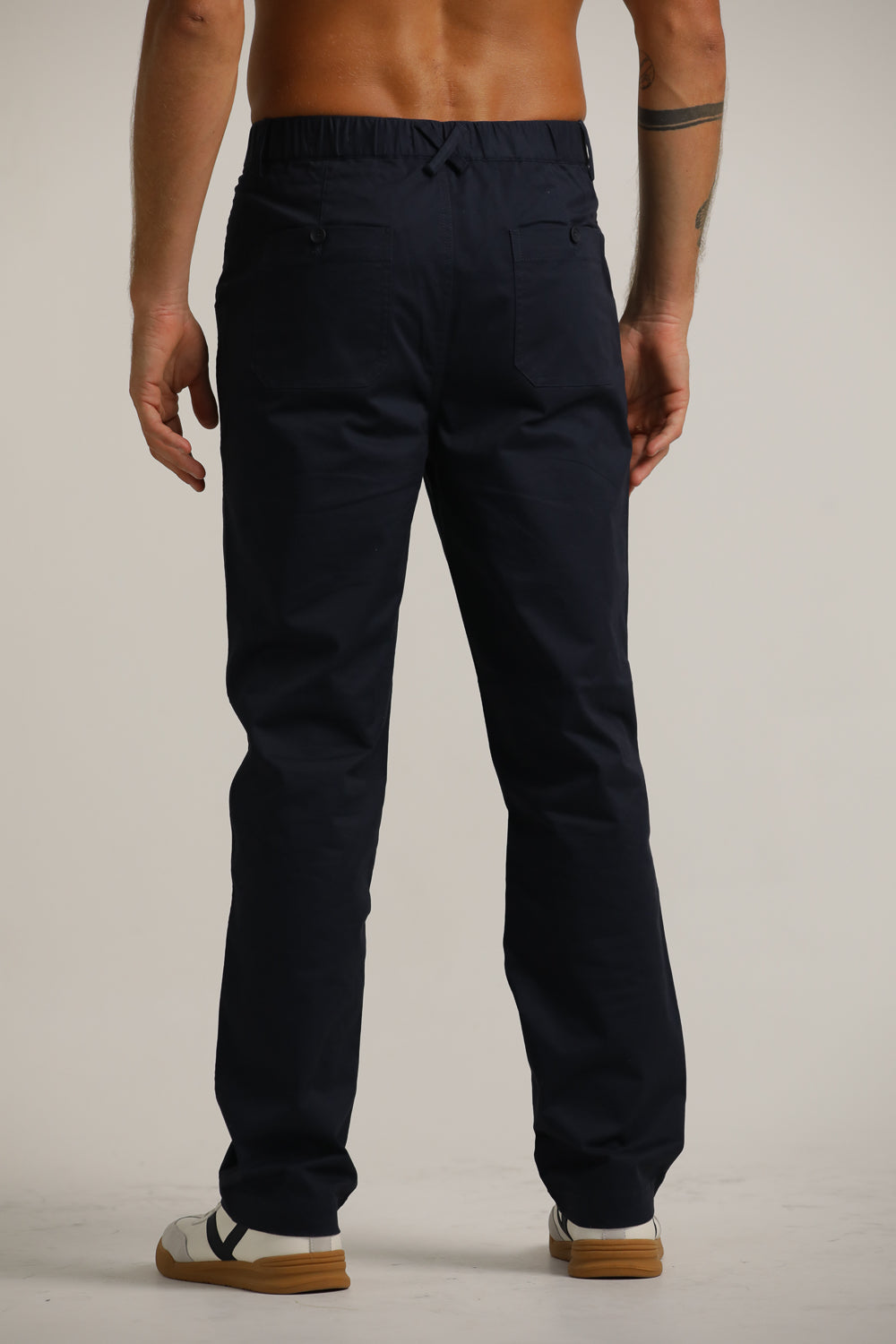 מכנסיים בגזרת סלים אלגטית | קנת קול