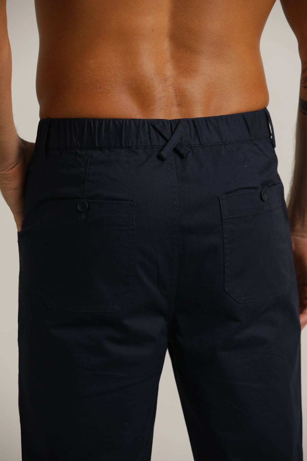 מכנסיים בגזרת סלים אלגטית | קנת קול