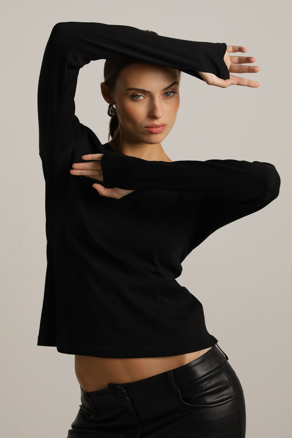 טישירט ארוכה דקה עם סיומת כפפה | קנת קול