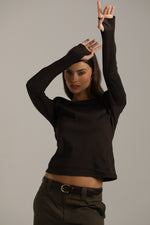 טישירט ארוכה דקה עם סיומת כפפה