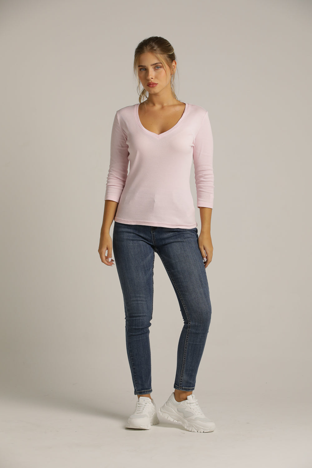 חולצת טי עם מחשוף וי עמוק | קנת קול