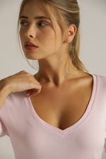 חולצת טי עם מחשוף וי עמוק | קנת קול