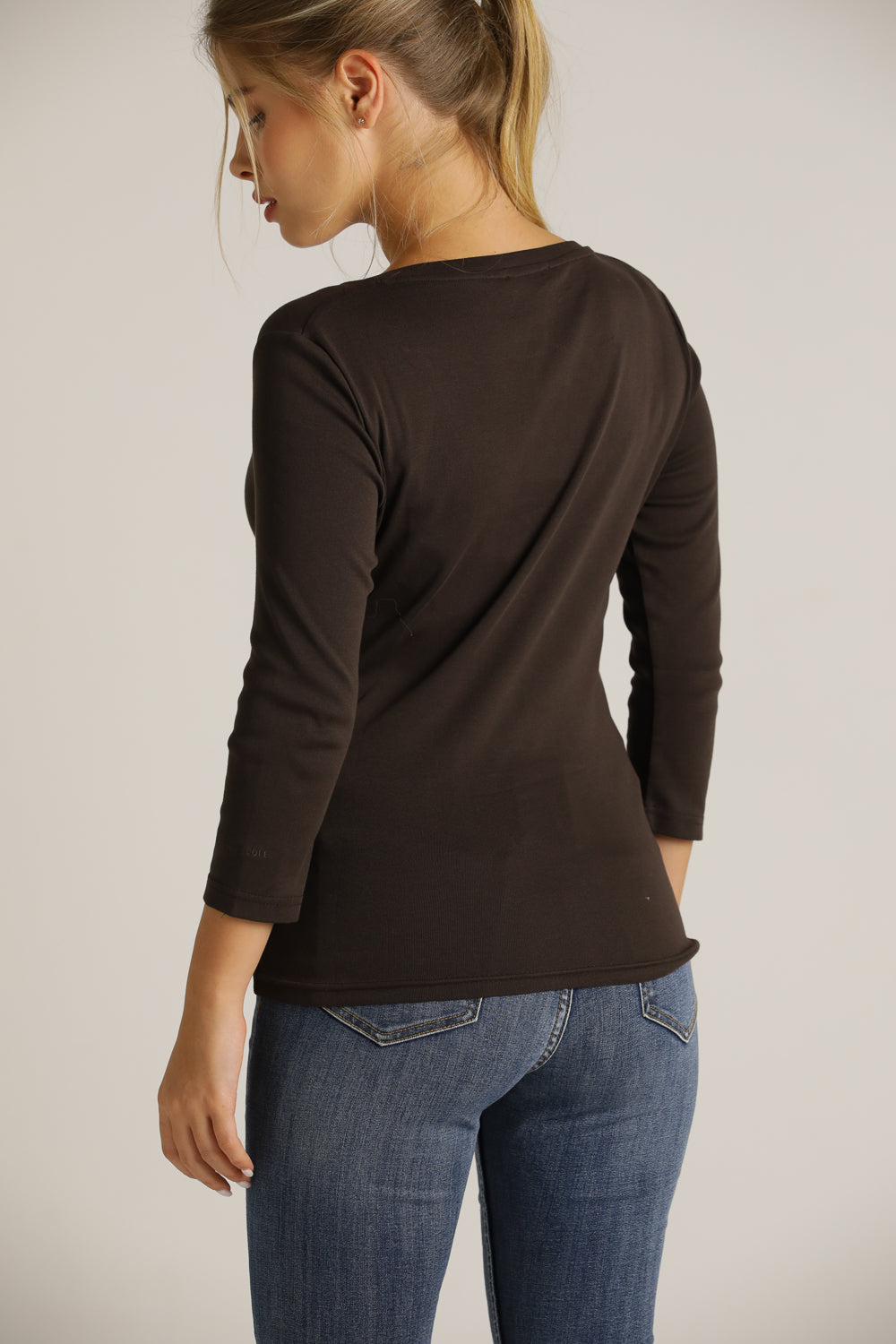 חולצת טי עם מחשוף וי עמוק | קנת קול