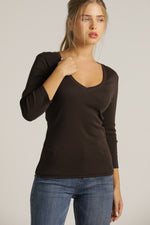 חולצת טי עם מחשוף וי עמוק | קנת קול