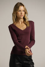 חולצה ארוכה בגזרה צמודה עם מחשוף וי עמוק | קנת קול