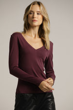 חולצה ארוכה בגזרה צמודה עם מחשוף וי עמוק | קנת קול