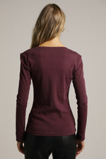 חולצה ארוכה בגזרה צמודה עם מחשוף וי עמוק | קנת קול