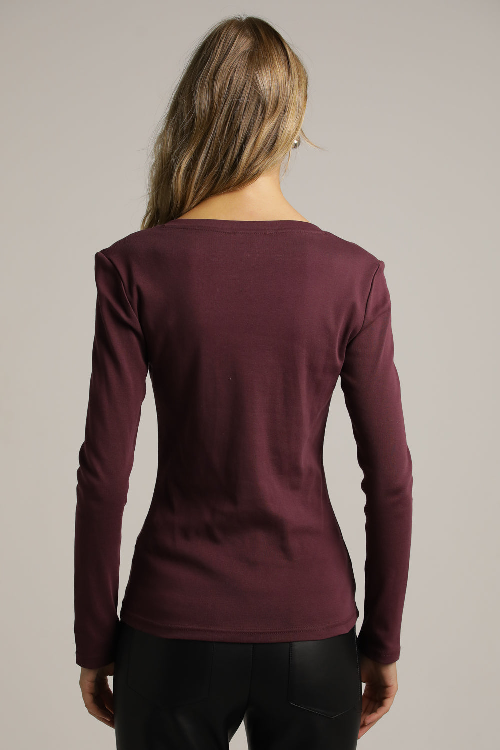 חולצה ארוכה בגזרה צמודה עם מחשוף וי עמוק | קנת קול