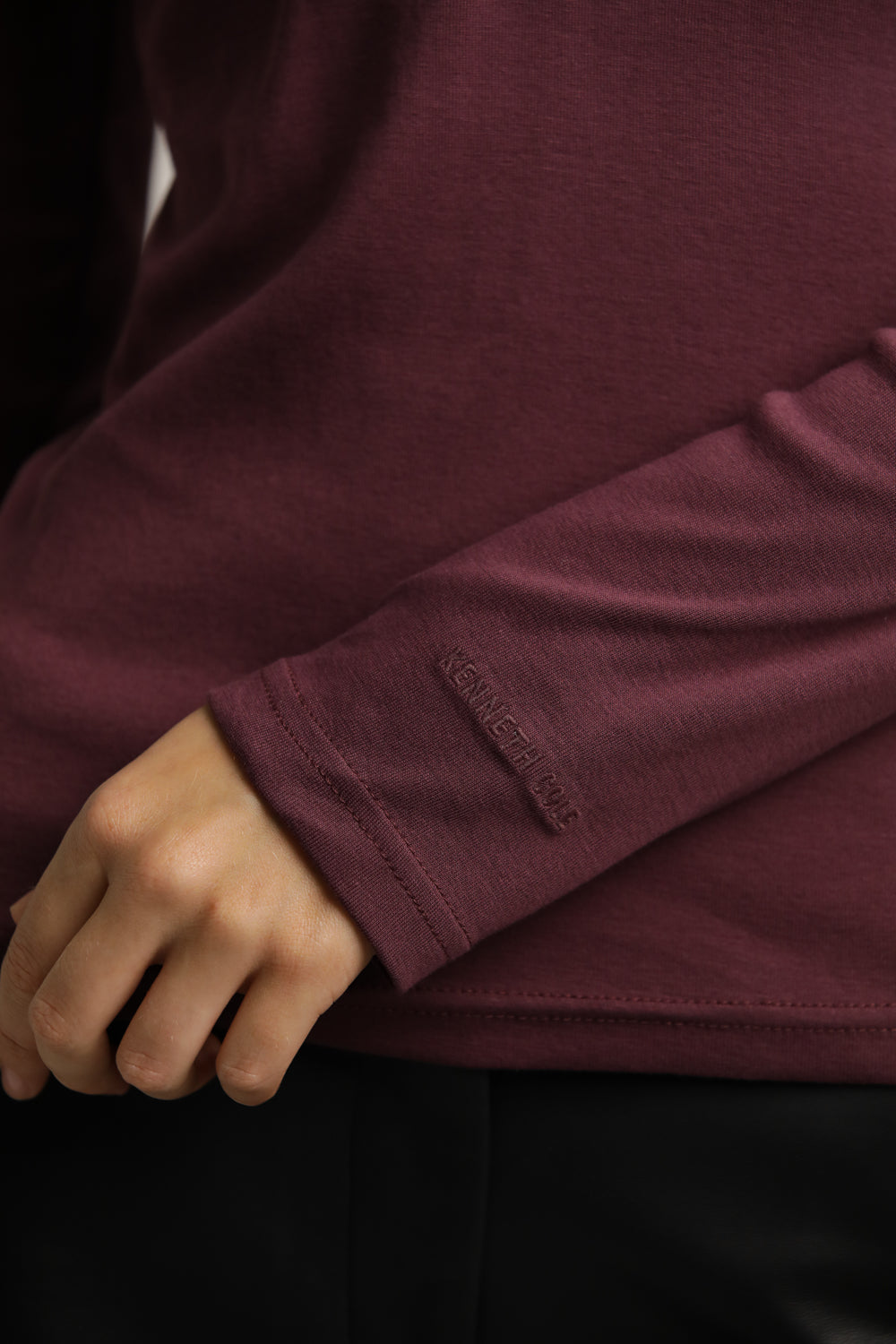 חולצה ארוכה בגזרה צמודה עם מחשוף וי עמוק | קנת קול