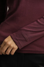 חולצה ארוכה בגזרה צמודה עם מחשוף וי עמוק | קנת קול