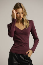 חולצה ארוכה בגזרה צמודה עם מחשוף וי עמוק | קנת קול